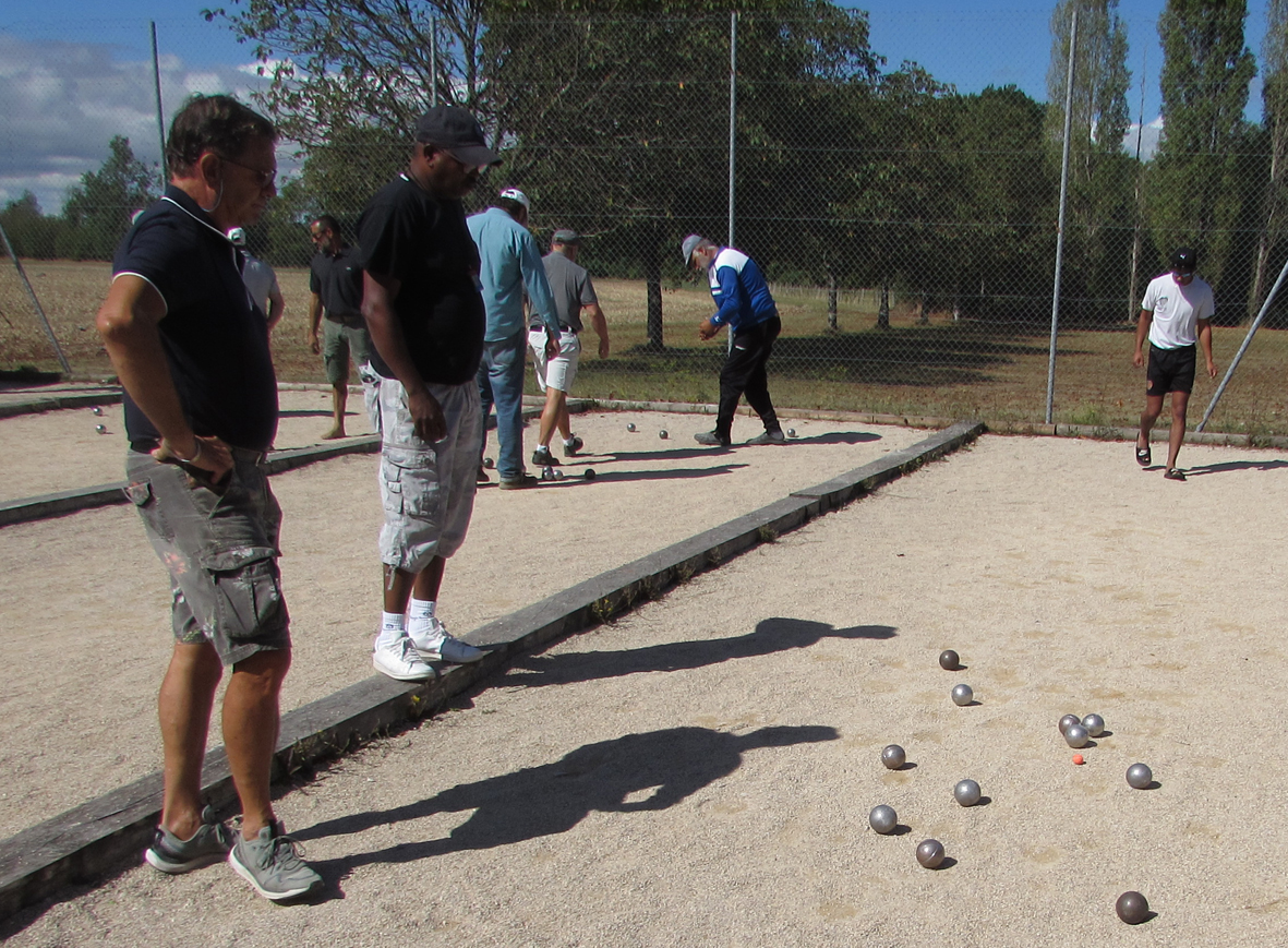 Personnes jouant à la pétanque