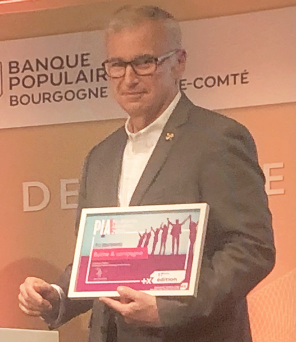 Le Président de Butine & Cie avec dans ses mains le Prix Initiatives Association