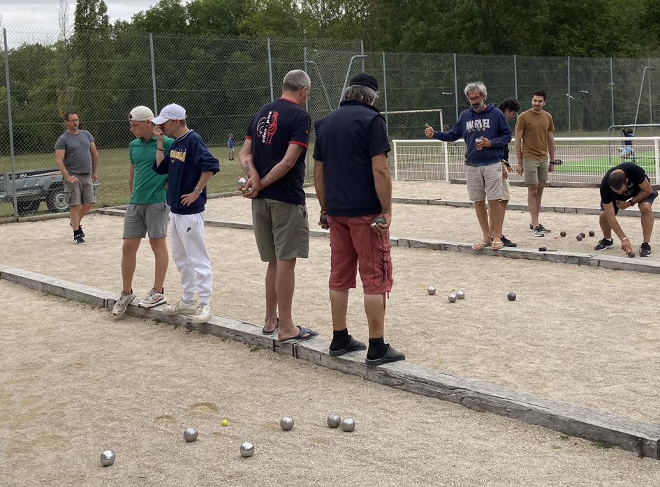 Personnes jouant à la pétanque