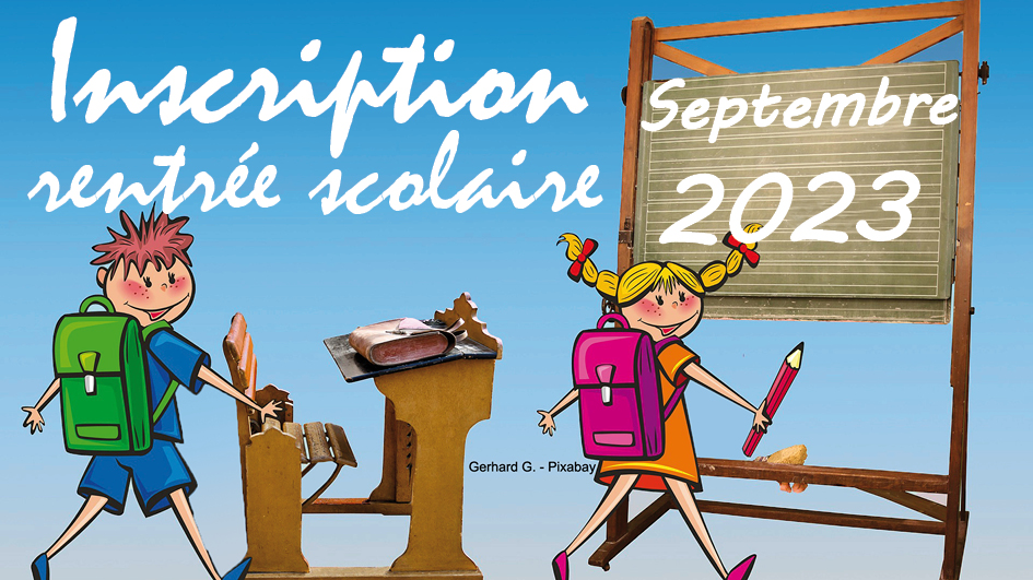 Ecoliers devant tableau inscription école