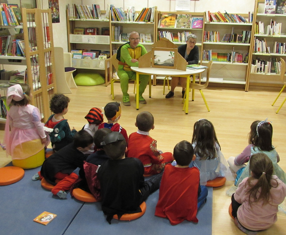 Lecture dans la bibliothèque